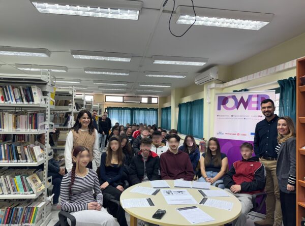 Η Ισότητα των Φύλων στο Επίκεντρο: Επίσκεψη του ΟΕΝΕΦ στο 1ο ΓΕΛ Πτολεμαΐδας – Σχολείο Πρέσβης